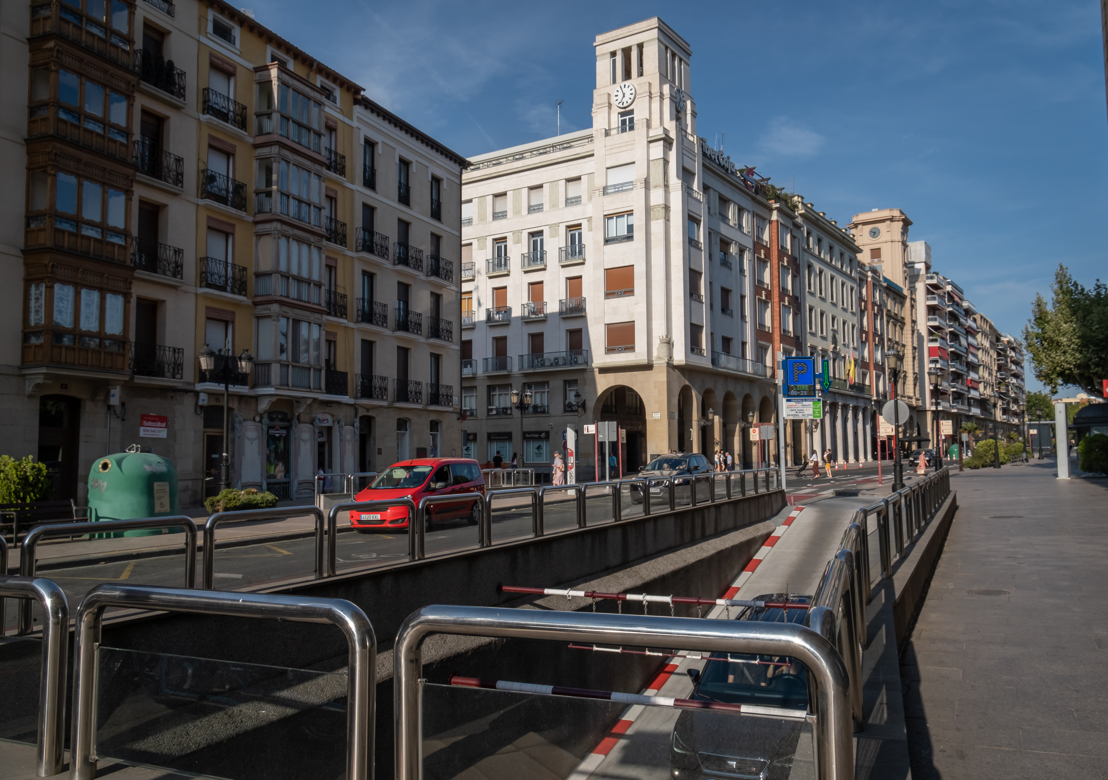 Aparcamiento público del Espolón