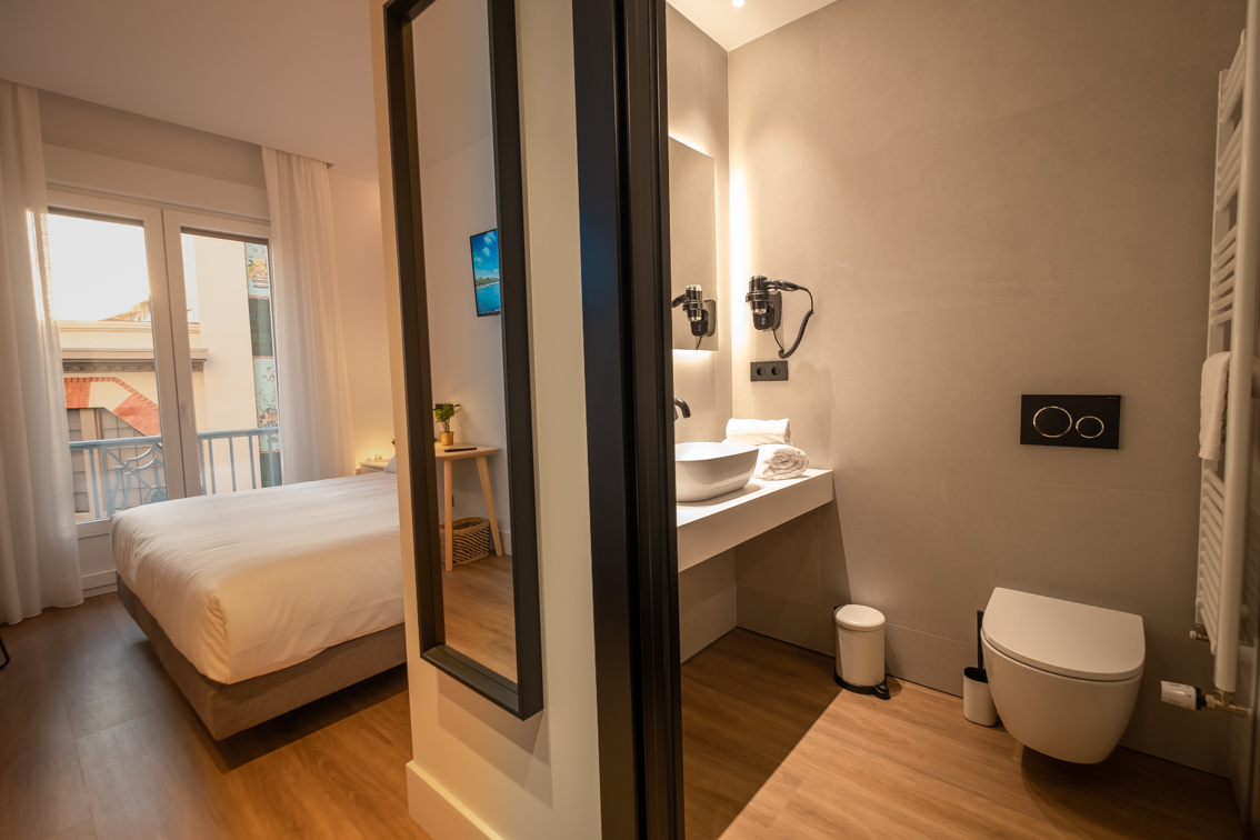 Baño privado con ducha y amenities