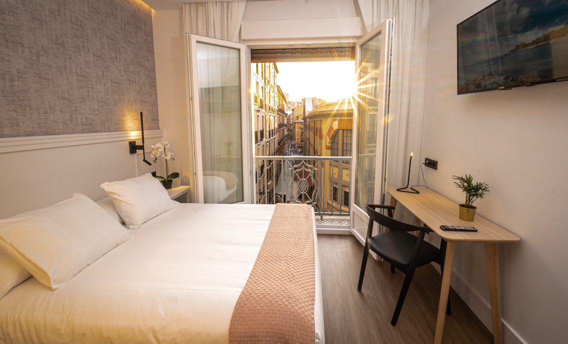 Habitación con balcón al atardecer